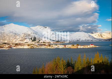 Wunderschöne Schnee- und Berglandschaft rund um den Austnesfjord auf den Lofoten-Inseln in Nordnorwegen. Stockfoto