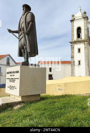 Denkmal für Vasco da Gama mit Blick auf das Meer, berühmter Entdecker und Admiral, Skulpturen von Antonio Luis do Amaral Branco de Paiva, Sines, Portugal Stockfoto