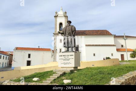 Denkmal für Vasco da Gama mit Blick auf das Meer, berühmter Entdecker und Admiral, Skulpturen von Antonio Luis do Amaral Branco de Paiva, Sines, Portugal Stockfoto