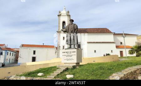 Denkmal für Vasco da Gama mit Blick auf das Meer, berühmter Entdecker und Admiral, Skulpturen von Antonio Luis do Amaral Branco de Paiva, Sines, Portugal Stockfoto