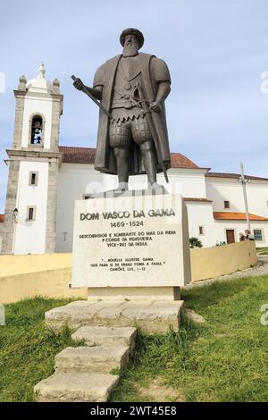 Denkmal für Vasco da Gama mit Blick auf das Meer, berühmter Entdecker und Admiral, Skulpturen von Antonio Luis do Amaral Branco de Paiva, Sines, Portugal Stockfoto