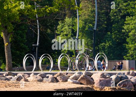 Aluksne, Lettland - 19. Juni 2021: Fahrrad parkt im Sommer an der Promenade in der Nähe des Sees Stockfoto