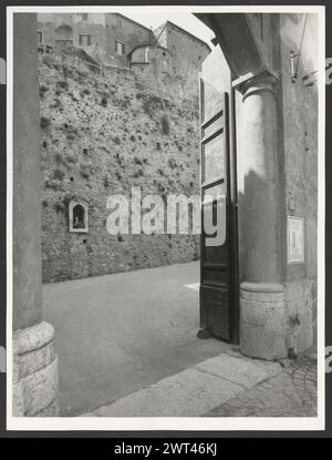 Lazio Roma Subiaco Rocca Abbaziale. Hutzel, Max 1960-1990 aus nächster Nähe: Außenansicht der Burg, Portale, päpstliche Wappen. Innenblick auf Eingangshalle, Kapelle, Appartamento dei Colonna, Appartamento di Pio VI und Camara di Pio VI, mit vielen Detailblicken auf Decken- und Wandfresken. Allgemeine Anmerkungen: Ansichten 1-7 extrahiert und separat unter Allgemeine Ansichten abgelegt. Der in Deutschland geborene Fotograf und Gelehrte Max Hutzel (1911–1988) fotografierte in Italien von den frühen 1960er Jahren bis zu seinem Tod. Das Ergebnis dieses Projekts, das Hutzel als Foto Arte Minore bezeichnet, ist eine gründliche Dokumentation des Kunsthisto Stockfoto