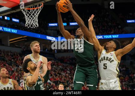 Minneapolis, Minnesota, USA. März 2024. MADY SISSOKO (22) holt sich während eines Spiels zwischen Purdue und Michigan State beim TIAA Big10 Männer Basketball Turnier 2024 im Target Center in Minneapolis am 15. März 2024 einen Rebound. Purdue gewann 67:62. (Kreditbild: © Steven Garcia/ZUMA Press Wire) NUR REDAKTIONELLE VERWENDUNG! Nicht für kommerzielle ZWECKE! Stockfoto