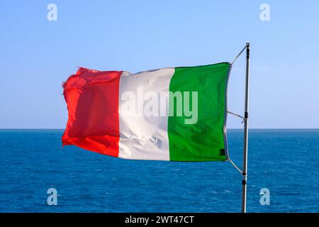 Italienische Flagge winkt in Manarola am Himmel Stockfoto