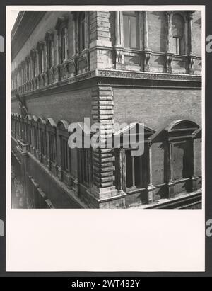 Latium Roma Rom Palazzo Farnese. Hutzel, Max 1960-1990 Außenansicht der Fassade und Flanke des palazzo aus dem 16. Jahrhundert (1514) von Antonio da Sangallo dem Jüngeren, Fortsetzung von Michelangelo, vollendet von della Porta. Detailansichten von Fenstern und Portalen. Allgemeine Hinweise: Einige Ansichten stammen aus der Sequenz Via di Monserrato und wurden mit neuen Nummern versehen. Der in Deutschland geborene Fotograf und Gelehrte Max Hutzel (1911–1988) fotografierte in Italien von den frühen 1960er Jahren bis zu seinem Tod. Das Ergebnis dieses Projektes, von Hutzel als Foto Arte Minore bezeichnet, ist eine gründliche Dokumentation der kunsthistorischen Entwicklung Stockfoto