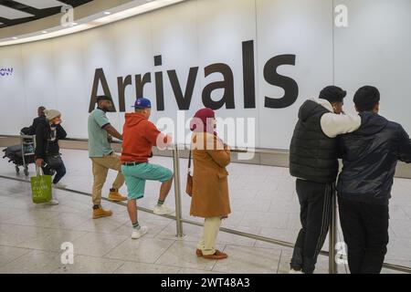 London, Vereinigtes Königreich 15. März 2024 . Reisende, die heute am Heathrow Terminal 4 ankommen. Ein großer Fehler in der Einwanderungsdatenbank des Innenministeriums hat dazu geführt, dass bei der Bearbeitung von Einwanderungsanträgen mehr als nur 76.000 Personen betroffen sind, die mit falschen Namen und Fotogrpahs aufgelistet waren. Quelle: amer Gazzal/Alamy Live News Stockfoto