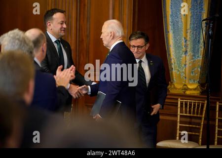 US-Präsident Joe Biden schüttelt Taoiseach Leo Varadkar während des jährlichen „Friends of Ireland Luncheon“, das von Sprecher Mike Johnson auf dem Capitol Hill in Washington DC veranstaltet wird, während des Besuchs des Taoiseach in den USA zum St. Patrick's Day. Bilddatum: Freitag, 15. März 2024. Stockfoto