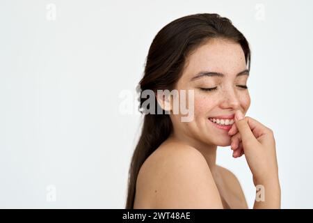 Glückliche junge lateinische Frau mit Sommersprossen im Gesicht isoliert auf weißem Hintergrund. Stockfoto