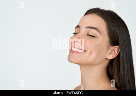 Glückliches lateinisches Mädchen mit Sommersprossen im Gesicht isoliert auf weißem Hintergrund. Hautpflege Stockfoto