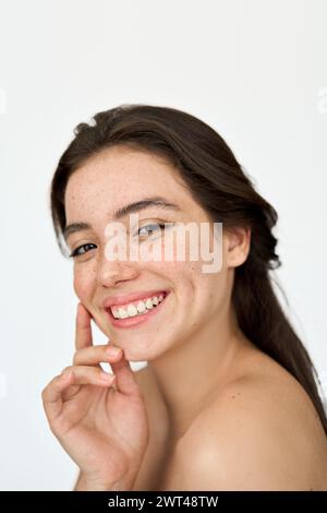 Glückliches lateinisches Mädchen mit Sommersprossen im Gesicht isoliert auf weiß. Vertikales Hochformat. Stockfoto