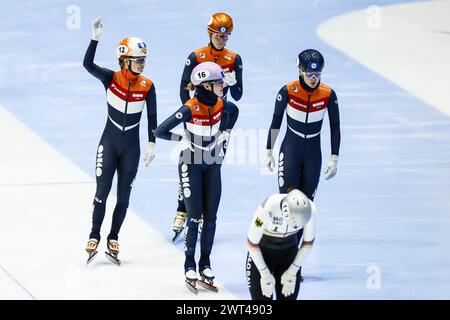 ROTTERDAM - (l-r) Yara van Kerkhof (NED0, Michelle Velzeboer (NED), Suzanne Schulting (NED), Xandra Velzeboer (NED) während des Viertelfinales der Frauen bei den Kurzstrecken-Weltmeisterschaften in Ahoy. ANP KOEN VAN WEEL Credit: ANP/Alamy Live News Stockfoto