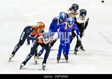 ROTTERDAM - Suzanne Schulting (NED), Xandra Velzeboer (NED) im Viertelfinale der Frauen bei den Kurzstreckenweltmeisterschaften in Ahoy. ANP KOEN VAN WEEL Credit: ANP/Alamy Live News Stockfoto