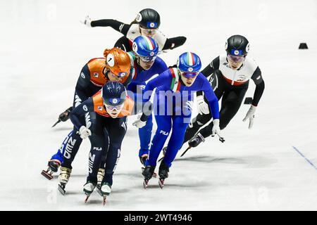 ROTTERDAM - Suzanne Schulting (NED), Xandra Velzeboer (NED) im Viertelfinale der Frauen bei den Kurzstreckenweltmeisterschaften in Ahoy. ANP KOEN VAN WEEL Credit: ANP/Alamy Live News Stockfoto