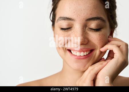 Glückliches lateinisches Mädchen mit Sommersprossen auf Gesichtshaut isoliert auf weißem Hintergrund. Stockfoto