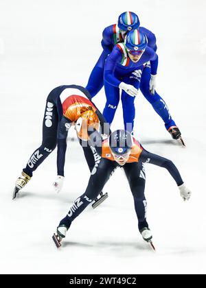 ROTTERDAM - Suzanne Schulting (NED), Xandra Velzeboer (NED) im Viertelfinale der Frauen bei den Kurzstreckenweltmeisterschaften in Ahoy. ANP IRIS VAN DEN BROEK Credit: ANP/Alamy Live News Stockfoto