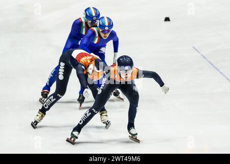 ROTTERDAM - Suzanne Schulting (NED), Xandra Velzeboer (NED) im Viertelfinale der Frauen bei den Kurzstreckenweltmeisterschaften in Ahoy. ANP KOEN VAN WEEL Credit: ANP/Alamy Live News Stockfoto