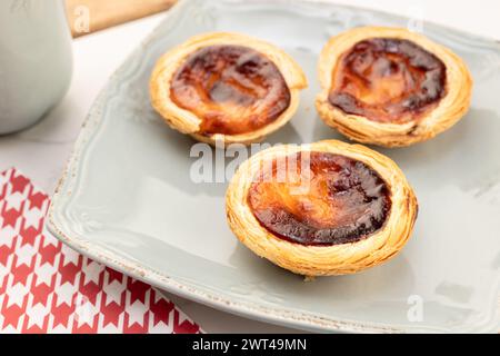 Traditionelles portugiesisches Eiertortendessert auf Teller Stillleben Stockfoto