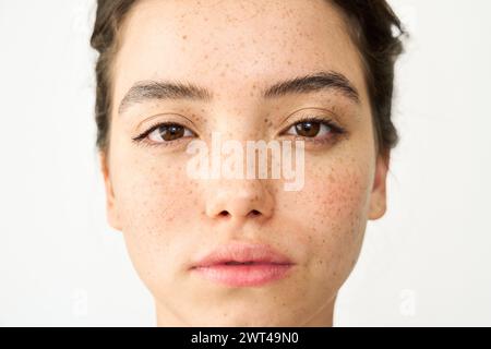 Nahaufnahme Schönheitsprofil eines lateinischen Mädchens mit Sommersprossen auf weißem Hintergrund. Stockfoto