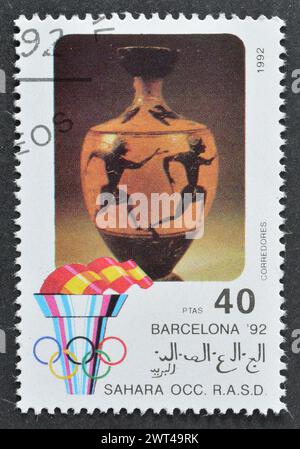 Gestempelte Briefmarke von Sahara, die die Olympischen Sommerspiele in Barcelona fördert, um 1992. Stockfoto