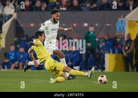 VILLARREAL, SPANIEN - 14. MÄRZ: Aissa Mandi von Villarreal CF tritt am 14. März 2024 im spanischen Estadio de la Ceramica im Achtelfinale der UEFA Europa League 2023/24 mit Pierre-Emerick Aubameyang Mittelstürmer von Olympique Marseille um den Ball an. (Foto Von Jose Torres/Photo Players Images) Credit: Francisco Macia/Alamy Live News Stockfoto