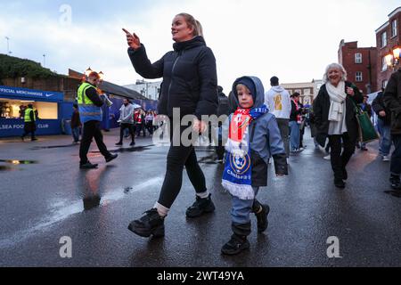 London, Großbritannien. März 2024. Fans vor dem Spiel der FA Women's Super League in Stamford Bridge, London. Der Bildnachweis sollte lauten: Kieran Cleeves/Sportimage Credit: Sportimage Ltd/Alamy Live News Stockfoto