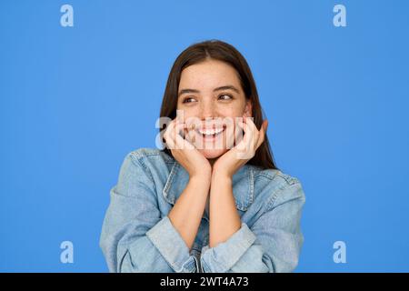 Aufgeregt hübsches Gen z Latin Brünette Teenager Mädchen mit Wow Gesicht isoliert auf Blau. Stockfoto