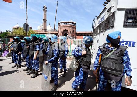 NEW DELHI, INDIEN - 15. MÄRZ: Am 15. MÄRZ 2024 in Neu-Delhi, Indien, wird eine schwere Sicherheitseinheit in Jama Masjid eingesetzt, bevor die ersten Freitaggebete des heiligen Monats Ramadan stattfinden. Jedes Jahr wird der neunte Monat des islamischen Kalenders von der muslimischen Gemeinschaft auf der ganzen Welt mit viel Engagement, Gemeinschaftsdienst und Frieden befolgt. Muslime halten sich in dieser Jahreszeit von Sonnenaufgang bis Sonnenuntergang fest. Sie essen eine Mahlzeit vor der Dämmerung - Suhur, und brechen dann ihr Fasten nach Sonnenuntergang mit Datteln und Wasser. (Foto: Sanjeev Verma/Hindustan Times/SIPA USA ) Stockfoto