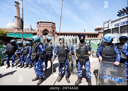 NEW DELHI, INDIEN - 15. MÄRZ: Am 15. MÄRZ 2024 in Neu-Delhi, Indien, wird eine schwere Sicherheitseinheit in Jama Masjid eingesetzt, bevor die ersten Freitaggebete des heiligen Monats Ramadan stattfinden. Jedes Jahr wird der neunte Monat des islamischen Kalenders von der muslimischen Gemeinschaft auf der ganzen Welt mit viel Engagement, Gemeinschaftsdienst und Frieden befolgt. Muslime halten sich in dieser Jahreszeit von Sonnenaufgang bis Sonnenuntergang fest. Sie essen eine Mahlzeit vor der Dämmerung - Suhur, und brechen dann ihr Fasten nach Sonnenuntergang mit Datteln und Wasser. (Foto: Sanjeev Verma/Hindustan Times/SIPA USA ) Stockfoto