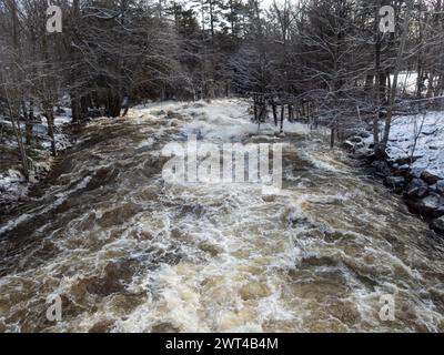 Der West River überquert seine Ufer am Brownsburg Wasserfall, Brownsburg-Chatham, Quebec, Kanada Stockfoto