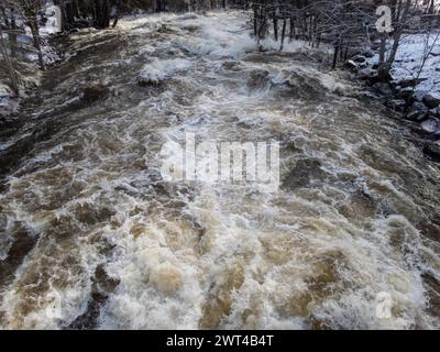 Der West River überquert seine Ufer am Brownsburg Wasserfall, Brownsburg-Chatham, Quebec, Kanada Stockfoto