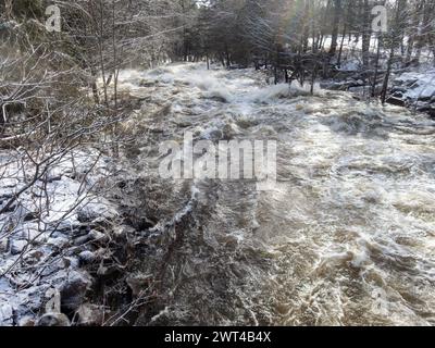 Der West River überquert seine Ufer am Brownsburg Wasserfall, Brownsburg-Chatham, Quebec, Kanada Stockfoto