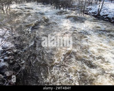 Der West River überquert seine Ufer am Brownsburg Wasserfall, Brownsburg-Chatham, Quebec, Kanada Stockfoto