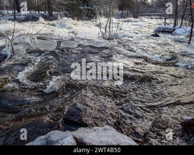 Der West River überquert seine Ufer am Brownsburg Wasserfall, Brownsburg-Chatham, Quebec, Kanada Stockfoto