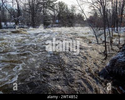 Der West River überquert seine Ufer am Brownsburg Wasserfall, Brownsburg-Chatham, Quebec, Kanada Stockfoto