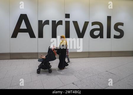 London, Vereinigtes Königreich 15. März 2024 . Reisende, die heute am Heathrow Terminal 4 ankommen. Ein großer Fehler in der Einwanderungsdatenbank des Innenministeriums hat dazu geführt, dass bei der Bearbeitung von Einwanderungsanträgen mehr als nur 76.000 Personen betroffen sind, die mit falschen Namen und Fotogrpahs aufgelistet waren. Quelle: amer Gazzal/Alamy Live News Stockfoto