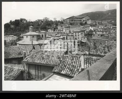 Lazio Roma Subiaco Allgemeine Ansichten. Hutzel, Max 1960-1990 Allgemeine Ansichten der Stadt, einschließlich spezifischer Ansichten von Ponte di S. Francesco, auch bekannt als Ponte Romano; Arco di Pio VI. Und (in NNPs) Ansichten von zwei nicht identifizierten Kirchen, von denen eine S. Pietro sein könnte, und einem nicht identifizierten palazzo. Allgemeine Anmerkungen: Drucke aus der Rocca Abbaziale-Sequenz. Der in Deutschland geborene Fotograf und Gelehrte Max Hutzel (1911–1988) fotografierte in Italien von den frühen 1960er Jahren bis zu seinem Tod. Das Ergebnis dieses Projekts, das Hutzel als Foto Arte Minore bezeichnet, ist eine gründliche Dokumentation der kunsthistorischen Entwicklung in Ita Stockfoto