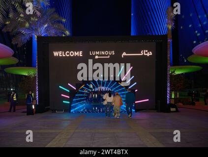 Luminous Festival Lusail 2024 im Lusail Boulevard, Katar Night Shot mit lebendigen Lichtinszenierungen, Brunnen mit Menschenmassen Stockfoto