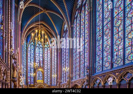 Gewölbedecke und Buntglasfenster der Sainte Chapelle, Paris, in farbenfrohes Licht getaucht. Stockfoto