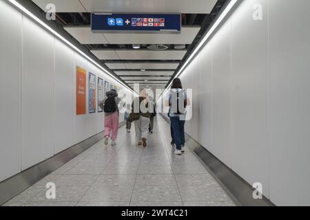 London, Vereinigtes Königreich 15. März 2024 . Reisende, die heute am Heathrow Terminal 4 ankommen. Ein großer Fehler in der Einwanderungsdatenbank des Innenministeriums hat dazu geführt, dass bei der Bearbeitung von Einwanderungsanträgen mehr als nur 76.000 Personen betroffen sind, die mit falschen Namen und Fotogrpahs aufgelistet waren. Quelle: amer Gazzal/Alamy Live News Stockfoto