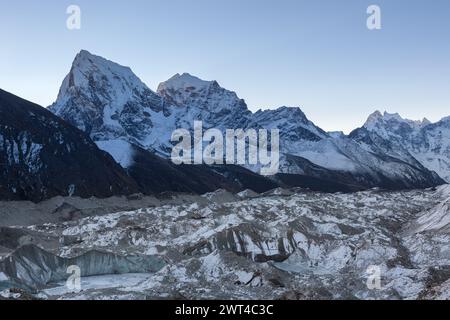 Abendliche Berglandschaft auf der Three Pässe Trek im Himalaya, Nepal. Wunderschöne Hochlandlandschaft des Cholatse-Berges und des Ngozumpa-Gletschers im Achterfeld Stockfoto