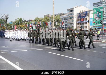 ISTANBUL, TURKIYE - 30. AUGUST 2023: Soldaten marschieren während des Jubiläums der türkischen Siegesparade am 30. August auf der Vatan Avenue Stockfoto