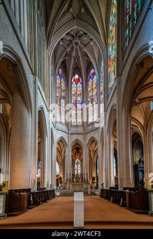 Das grandiose Schiff der Kirche Saint-Gervais-Saint-Protais mit atemberaubenden Buntglasfenstern. Stockfoto