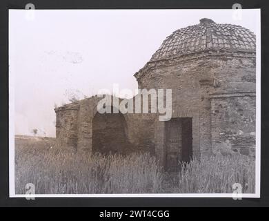 Latium Roma Pratica di Mare Heroon di Enea. Hutzel, Max 1960-1990 Antiquities: Backstein aus dem 4. Jahrhundert, polygonale Struktur. Erbaut über dem 7. Jh. v. Chr. Tumulus, gilt als das Grab von Aeneas. Der in Deutschland geborene Fotograf und Gelehrte Max Hutzel (1911–1988) fotografierte in Italien von den frühen 1960er Jahren bis zu seinem Tod. Das Ergebnis dieses Projektes, von Hutzel als Foto Arte Minore bezeichnet, ist eine gründliche Dokumentation der kunsthistorischen Entwicklung in Italien bis zum 18. Jahrhundert, darunter Objekte der Etrusker und Römer sowie frühmittelalterliche, romanische, gotische, Renaissance- und Barockdenkmäler. Im Stockfoto