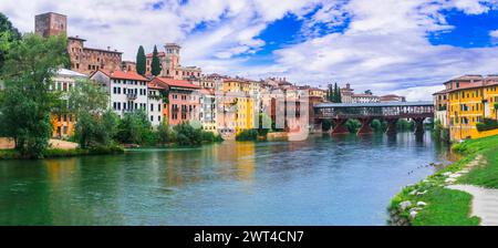 Wunderschöne mittelalterliche Städte Italiens - malerisches Bassano del Grappa. Malerischer Blick mit berühmter Brücke. Provinz Vicenza, Region Veneto Stockfoto