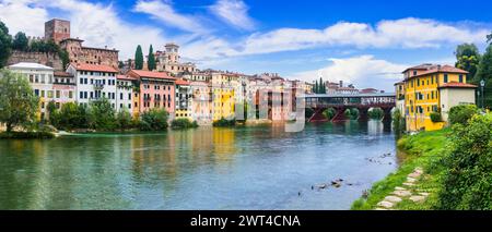 Wunderschöne mittelalterliche Städte Italiens - malerisches Bassano del Grappa. Malerischer Blick mit berühmter Brücke. Provinz Vicenza, Region Veneto Stockfoto