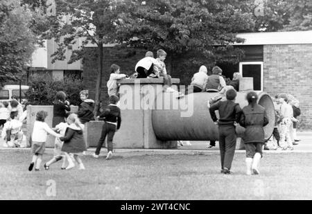 5-JÄHRIGES MÄDCHEN ENTFÜHRTE UND VERGEWALTIGTE CHARLES DICKENS SCHULE, PORTSMOUTH KINDER PLQAY AUF DEM SPIELPLATZ 1987 PIC MIKE WALKER 1987 Stockfoto