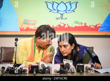 Neu-Delhi, Indien. März 2024. NEW DELHI, INDIEN - 15. MÄRZ: BJP-Kandidaten für die bevorstehenden Lok Sabha-Wahlen, Manoj Tiwari und Bansuri Swaraj während einer Pressekonferenz im BJP-Hauptquartier in Delhi, Pant Marg, am 15. März 2024 in Neu-Delhi, Indien. (Foto: Sanchit Khanna/Hindustan Times/SIPA USA) Credit: SIPA USA/Alamy Live News Stockfoto