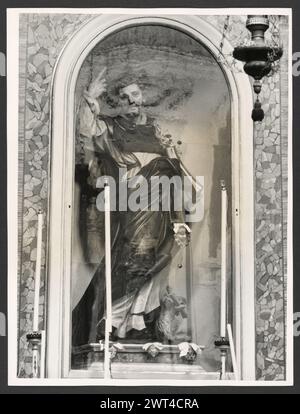 Lazio Rieti Rieti S. Agnese5. Hutzel, Max 1960-1990 postmittelalterliche Architektur, Skulptur, Malerei. Diese Kirche wurde in der ersten Hälfte des 16. Jahrhunderts erbaut und 1748 umgebaut. Aus dieser Zeit stammen auch die Deckenfresken und zwei Gemälde, die Madonna des Rosenkranzes und S. Agnese e la Beata Colomba von Emanuele Alfani. Der in Deutschland geborene Fotograf und Gelehrte Max Hutzel (1911–1988) fotografierte in Italien von den frühen 1960er Jahren bis zu seinem Tod. Das Ergebnis dieses Projektes, von Hutzel als Foto Arte Minore bezeichnet, ist eine gründliche Dokumentation der kunsthistorischen Entwicklung in Italien bis dahin Stockfoto