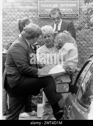 5-JÄHRIGES MÄDCHEN ENTFÜHRT UND VERGEWALTIGT CHARLES DICKENS SCHULE, PORTSMOUTH POLIZEI BEFRAGT ELTERN, DIE IHRE KINDER ABHOLEN 1987 PIC MIKE WALKER 1987 Stockfoto